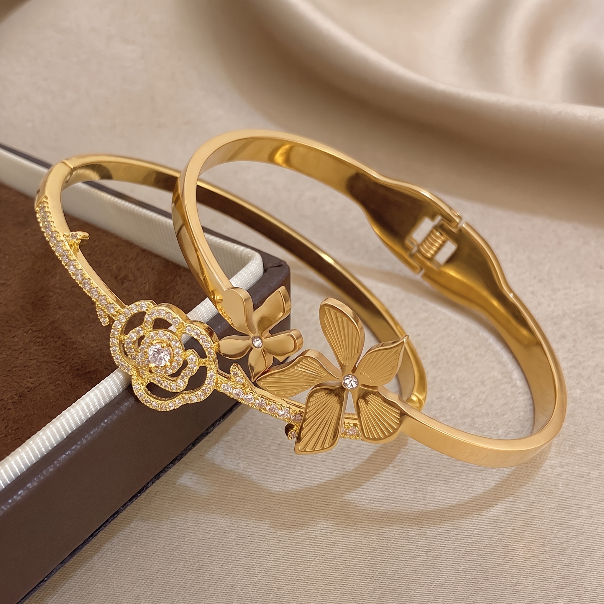 2pcs Unisex 18K Golden Plated Bangle Set, Urban Fashion Style